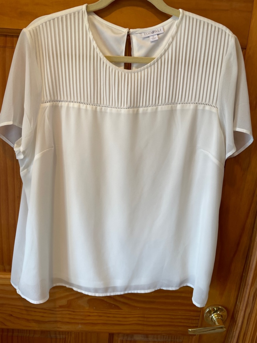 Roz & Ali White Pleated Yoke Short Sleeve Blouse